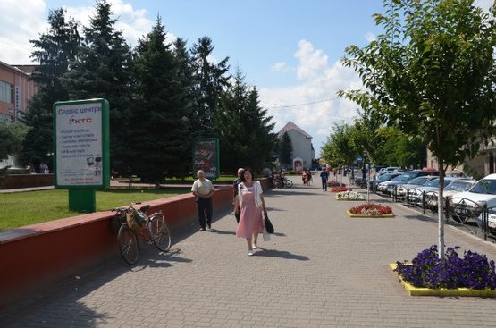 Фото рекламной плоскости по адресу вул. Незалежності, центр міста, біля Ексім банку, кіосків,  напроти продуктового магазину та редакції Дружба, масове скупчення людей