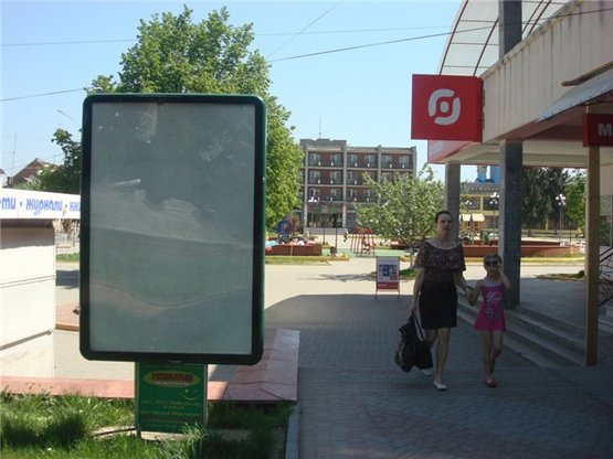 Фото рекламной плоскости по адресу вул. Незалежності, центр міста, біля ювелірного та меблевого салонів, перукарня, масове скупчення людей