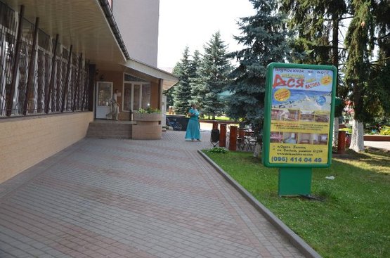 Фото рекламной плоскости по адресу вул. Незалежності, центр міста, біля Ексім банку, напроти продуктового магазину та редакції Дружба, масове скупчення людей