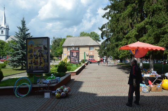 Фото рекламной плоскости по адресу Незалежності, центр міста, біля перукарні та Ексімбанку, Універмагу  масове скупчення людей