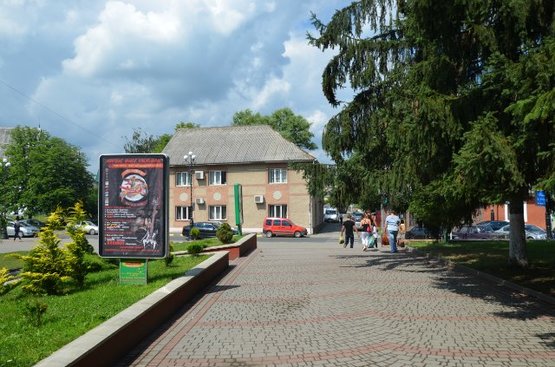 Фото рекламной плоскости по адресу Незалежності, центр міста, біля перукарні та Ексімбанку, Універмагу  масове скупчення людей