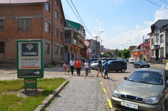 Фото рекламной плоскости по адресу вул. Незалежності, центр міста, біля торгового комплексу Діамант та районної аптеки, напроти торгового комплексу Меркурій, великий потік пішоходів