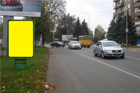 Фото рекламной плоскости по адресу м.Ужгород вул. Л.Толстого біля банку Київська Русь, маг. HIS, на світлофорі, пішохідному переході, в сторону гот.Ужгород