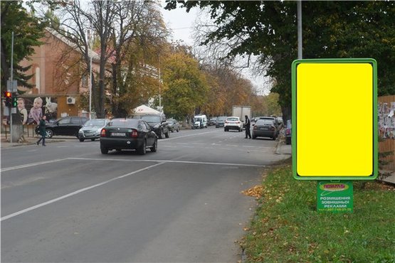 Фото рекламной плоскости по адресу м.Ужгород вул. Л.Толстого біля банку Київська Русь, маг. HIS, світлофорі, пішохідному переході, в сторону пл.Петефі