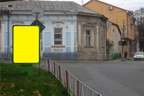 Фото рекламной плоскости по адресу м.Ужгород вул.Баконія Берчені, біля автошколи, ломбарду Сакура, в сторону вул.Корятовича
