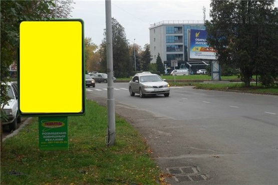 Фото рекламной плоскости по адресу м.Ужгород вул.Л.Толстого біля банків БМБ, Автозаз, Фінансова ініціатива, дитячого майданчика Рошен, в сторону гот.Ужгород