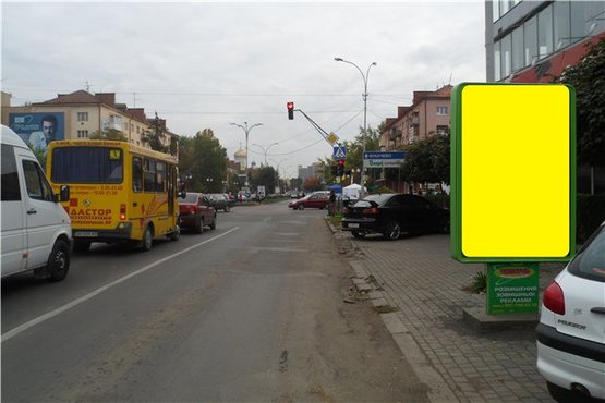 Фото рекламной плоскости по адресу м.Ужгород просп. Свободи,біля  ТЦ Білочка, Приватбанку, художнього салону, світлофор, пішохідний перехід, в сторону у-магу Україна