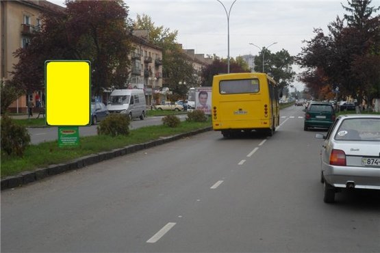 Фото рекламной плоскости по адресу м.Ужгород просп. Свободи,біля салону меблів IMPERIAL, кондитерської Шоколадниця, в сторону 16-ти поверхівки