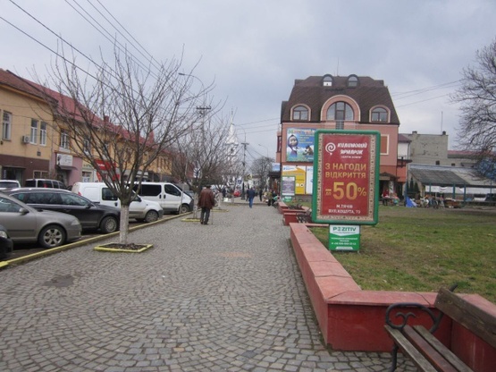 Фото рекламной плоскости по адресу вул. Незалежності, біля Правекс банку та магазинів