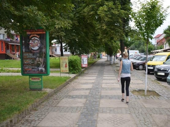 Фото рекламной плоскости по адресу вул. Незалежності, біля Правекс банку та магазинів