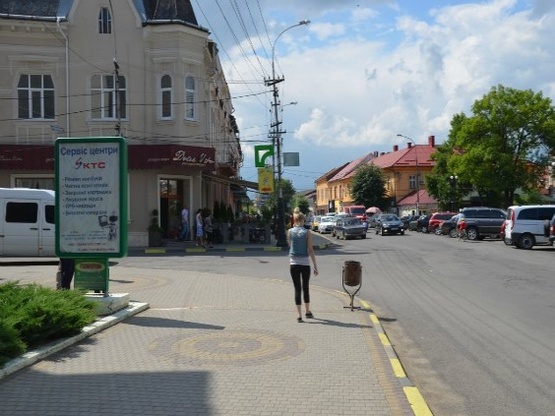 Фото рекламной плоскости по адресу м. Тячів на розі вул. Незалежності та Жовтнева, , біля міліції Приват банку та піцерії Дольче Віта