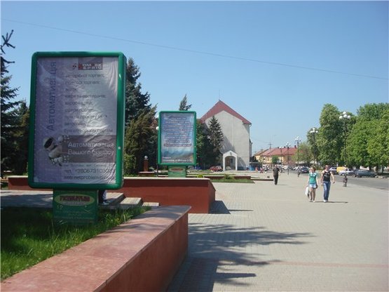 Фото рекламної площини за адресою вул. Незалежності, центр міста, вхід біля Універмагу, Ексім банку, напроти продуктового магазину, масове скупчення людей