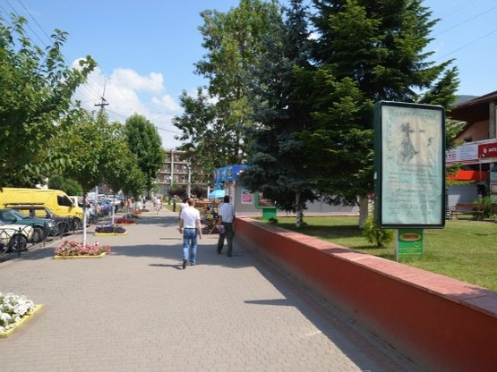 Фото рекламної площини за адресою вул. Незалежності, центр міста, біля Ексім банку, кіосків,  напроти продуктового магазину та редакції Дружба, масове скупчення людей