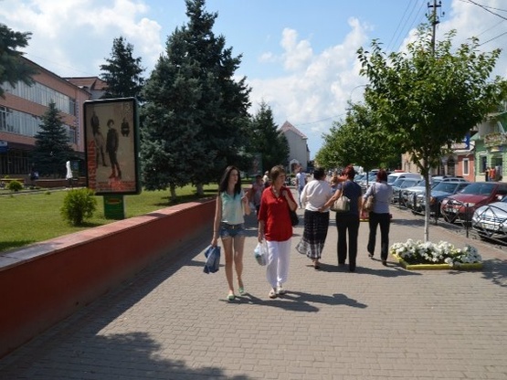 Фото рекламної площини за адресою вул. Незалежності, центр міста, біля Ексім банку, кіосків,  напроти продуктового магазину та редакції Дружба, масове скупчення людей