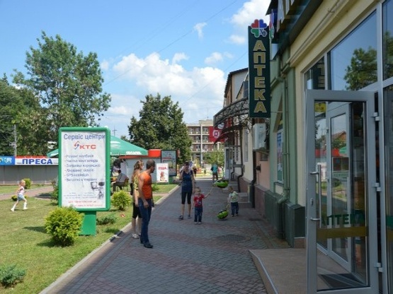 Фото рекламної площини за адресою вул. Незалежності, центр міста, біля Ексім банку, напроти продуктового магазину та редакції Дружба, масове скупчення людей