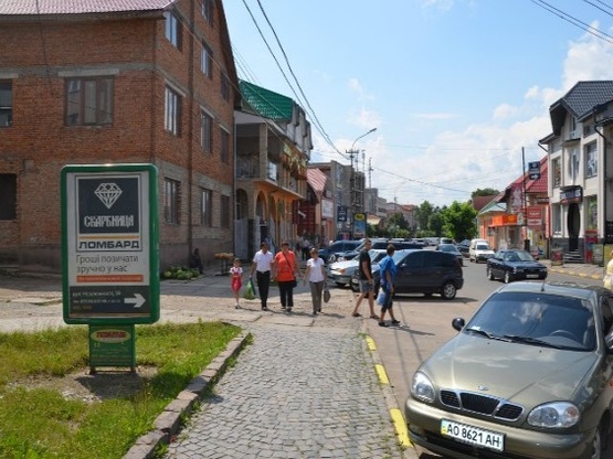 Фото рекламної площини за адресою вул. Незалежності, центр міста, біля торгового комплексу Діамант та районної аптеки, напроти торгового комплексу Меркурій, великий потік пішоходів