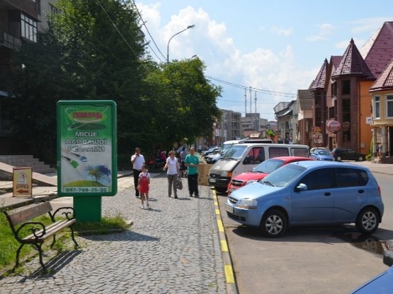 Фото рекламной плоскости по адресу вул. Незалежності, центр міста, біля страхової компанії Acsa та магазину Міленіум, автобусні зупинки, великий потік пішоходів