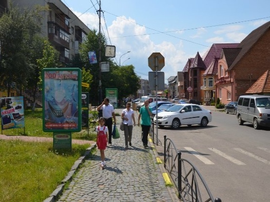 Фото рекламної площини за адресою вул. Незалежності, центр міста, біля страхової компанії Acsa та магазину Міленіум, автобусні зупинки, великий потік пішоходів