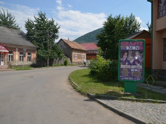 Фото рекламной плоскости по адресу вул. Незалежності, центр міста, біля страхової компанії Acsa та магазину Міленіум, автобусні зупинки, великий потік пішоходів