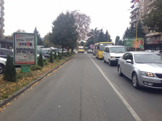 Фото рекламної площини за адресою м.Ужгород вул. Л.Толстого біля банку Київська Русь, маг. HIS, на світлофорі, пішохідному переході, в сторону гот.Ужгород