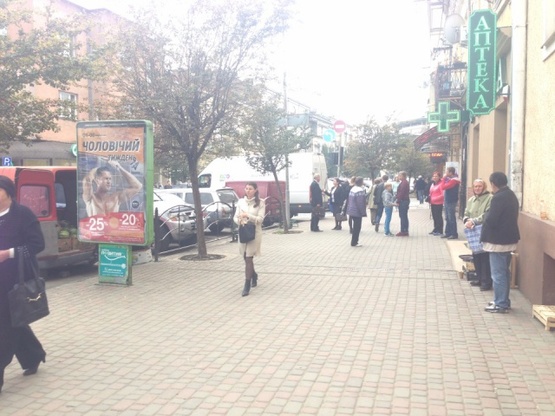 Фото рекламної площини за адресою м.Ужгород вул.Корятовича, вхід в ринок, ТЦ Луксор плаза,  Закарпатдентал, в сторону пл.Поштова