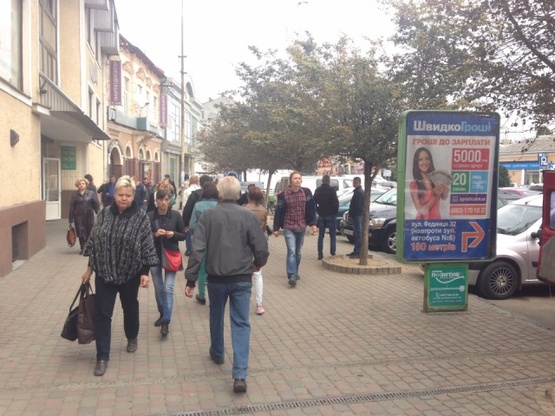 Фото рекламної площини за адресою м.Ужгород вул.Корятовича, вхід в ринок, ТЦ Луксор плаза,  Закарпатдентал, в сторону вул.Берчені