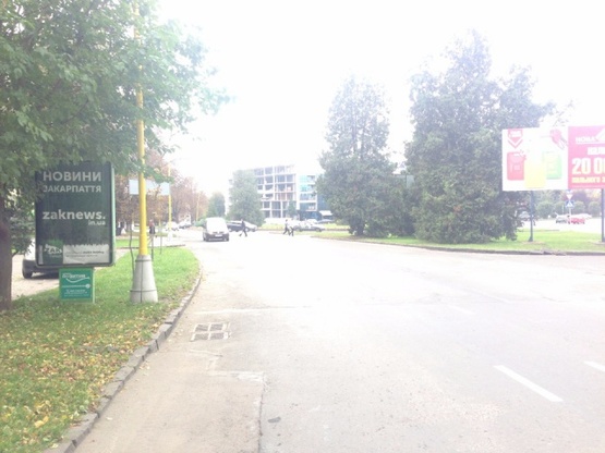 Фото рекламної площини за адресою м.Ужгород вул.Л.Толстого біля банків БМБ, Автозаз, Фінансова ініціатива, дитячого майданчика Рошен, в сторону гот.Ужгород