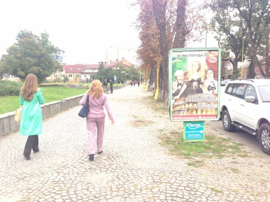 Фото рекламной плоскости по адресу м.Ужгород вул.Л.Толстого біля облмуздрам театру, обл. госпіталю, ТЦ Леон, пішохідний перехід, в сторону пл.Петефі