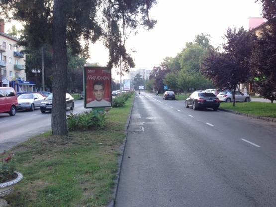 Фото рекламной плоскости по адресу м.Ужгород просп. Свободи,біля  маг. Антураж, Зоомагазину, BEUTY, стах.Просвіта, в сторону у-магу Україна