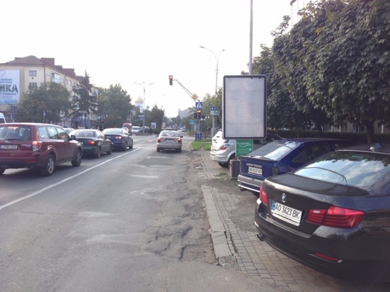 Фото рекламної площини за адресою м.Ужгород просп. Свободи,біля  ТЦ Білочка, Приватбанку, художнього салону, світлофор, пішохідний перехід, в сторону у-магу Україна