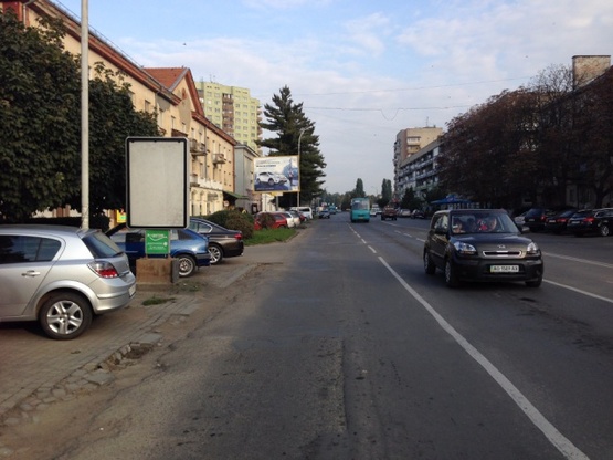 Фото рекламной плоскости по адресу м.Ужгород просп. Свободи,біля  ТЦ Білочка, Приватбанку, світлофор, пішохідний перехід, в сторону 16-ти поверхівки