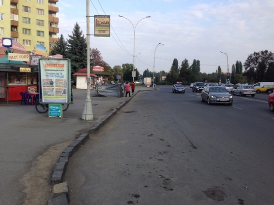 Фото рекламної площини за адресою м.Ужгород просп. Свободи,біля   16-ти поверхівки, Приватбанку, зупинка міського транспорту, пошта, світлофор, пішохідний перехід,в сторону транспортного мосту