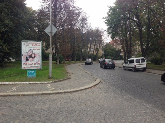 Фото рекламной плоскости по адресу м.Ужгород пл.Народна, біля облради, в сторону центру, пл.Поштова