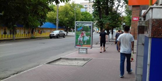 Фото рекламной плоскости по адресу ул. Небесной сотни (Пролетарская), возле д. № 24/74 напротив ТЦ "Пролетарский" возле кафе "Маска" в сторону остановки "Центр"