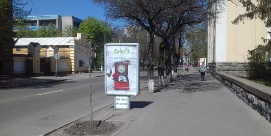 Фото рекламной плоскости по адресу ул. Победы, напротив д. № 9/1 возле краеведческого музея, направление - Летный колледж