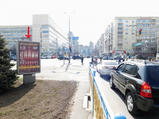 Фото рекламной плоскости по адресу Кутузова ул., на разделителе