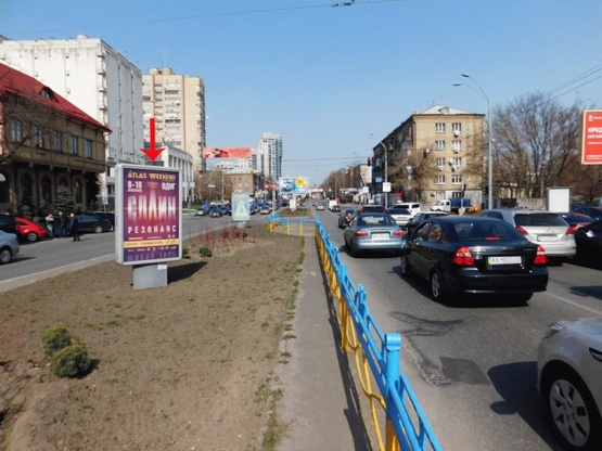 Фото рекламної площини за адресою Кутузова ул., на разделителе