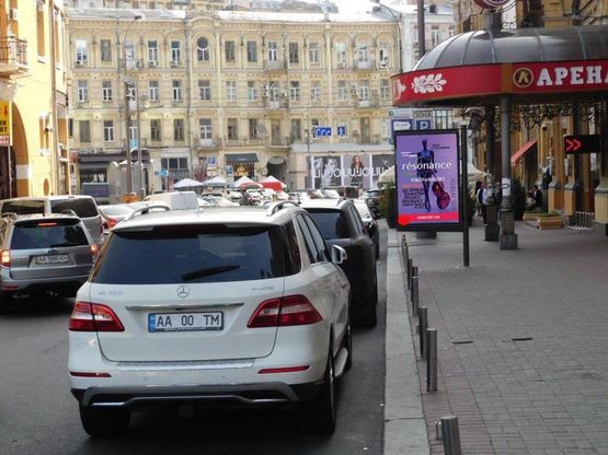 Фото рекламной плоскости по адресу Бессарабская площадь возле дома. 1/3 №2
