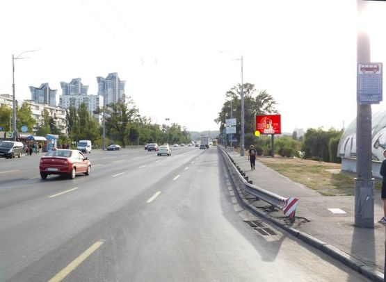 Фото рекламной плоскости по адресу Соборности пр-т (Воссоединения) в центр, за пешеходным мостом на Русановку