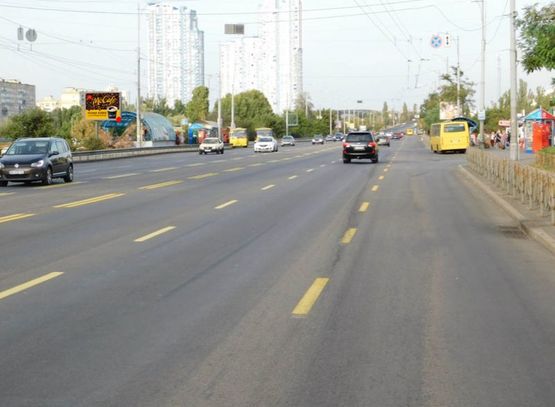 Фото рекламной плоскости по адресу Соборности пр-т (Воссоединения) из центра, перед пешеходным мостом на Русановку