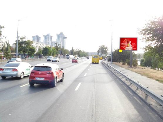 Фото рекламної площини за адресою Соборности пр-т (Воссоединения) в центр, перед пешеходным мостом на Русановку