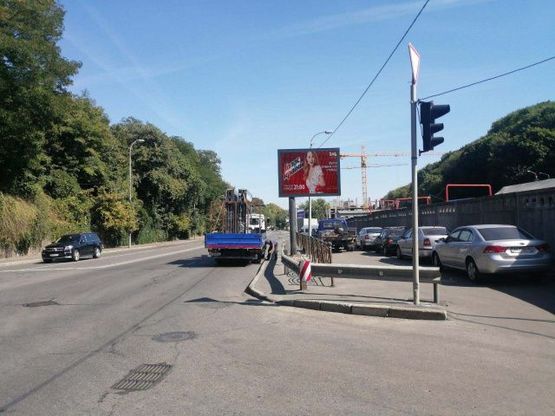 Фото рекламной плоскости по адресу Старонаводницкая ул., 22 ( напротив), направление к мосту Патона