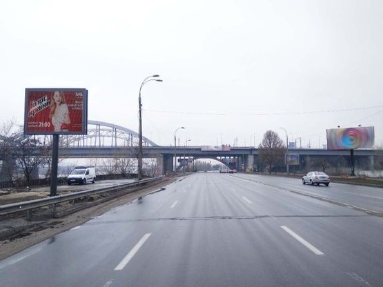 Фото рекламной плоскости по адресу Днепровская набережная ул., (150 м. до моста "Дарницкий", в сторону ст. м. "Левобережная")