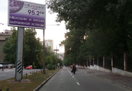 Фото рекламної площини за адресою Льва Толстого ул., 23, на разделителе (BackLit)