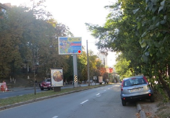 Фото рекламной плоскости по адресу Льва Толстого  ул., 21, на разделителе (BackLit)
