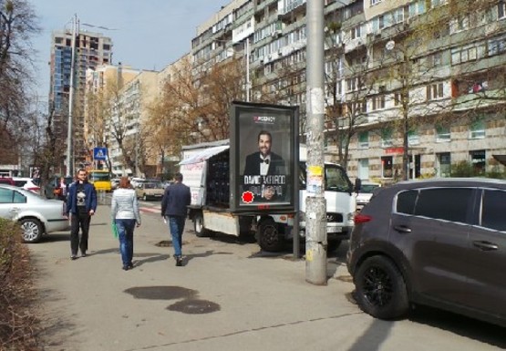 Фото рекламной плоскости по адресу Жилянская ул., 68 (напротив)