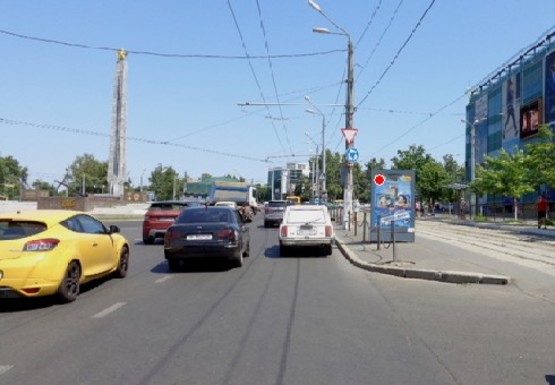 Фото рекламної площини за адресою 10-го Апреля пл. - Академическая ул., 28 ТРК "Сады победы"