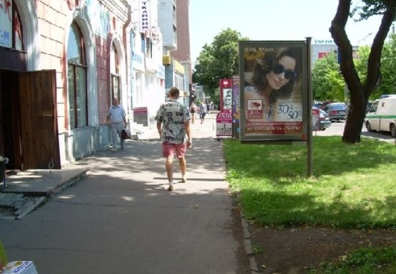 Фото рекламной плоскости по адресу Смелянская ул. - Шевченко б-р., напротив ТЦ "Дом торговли"