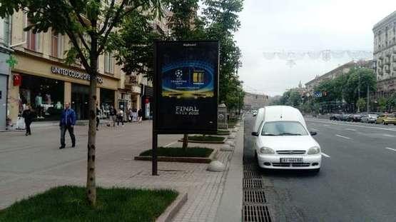 Фото рекламной плоскости по адресу Хрещатик вул., 44 (магазин "Адидас", "Монарх")