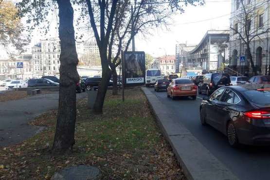 Фото рекламної площини за адресою Верхній Вал вул., 10, бульварна частина